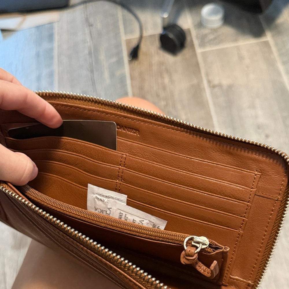 NWT Danier Brown Leather Clutch - Picture 3 of 7